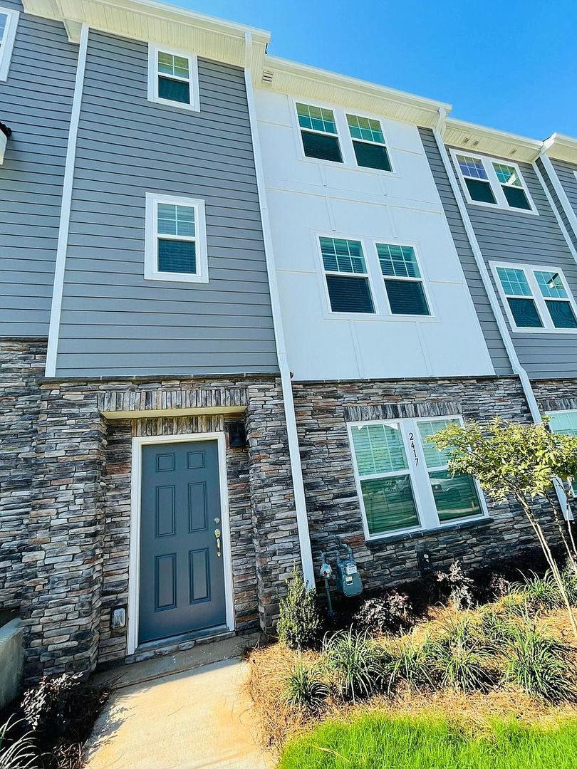 Room in 4 Bedroom Townhome at Arbor Loop Dr – photo 1