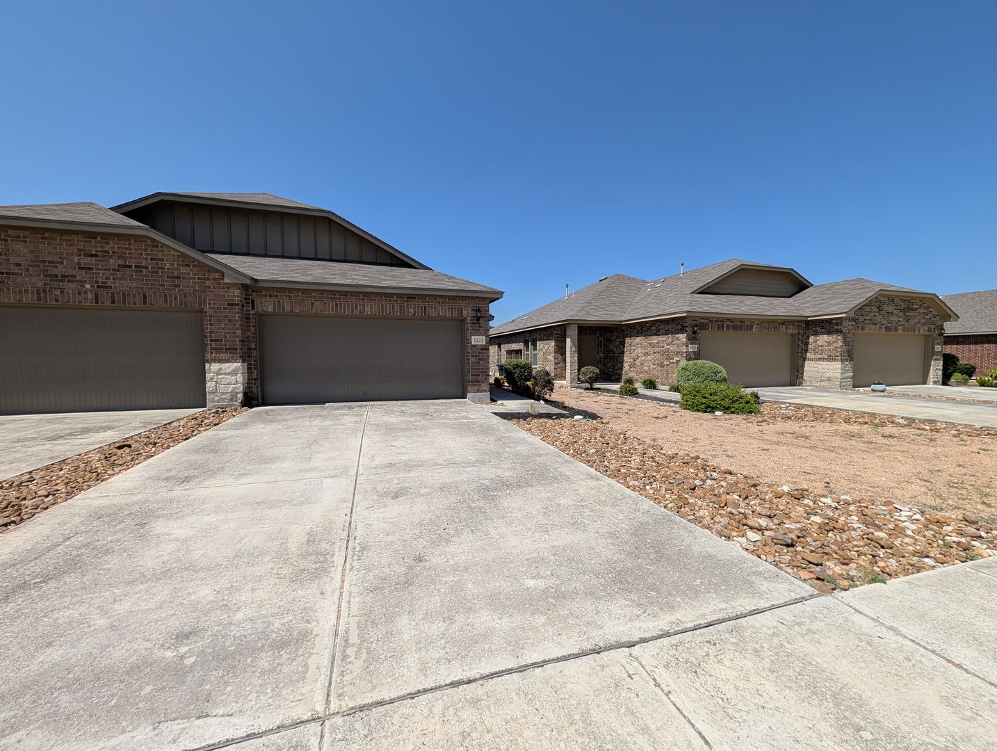 1 Month Free Rent ** Walk to Historic Gruene / Fridge / Gas Cooking / Fenced in yard / CISD – photo 2