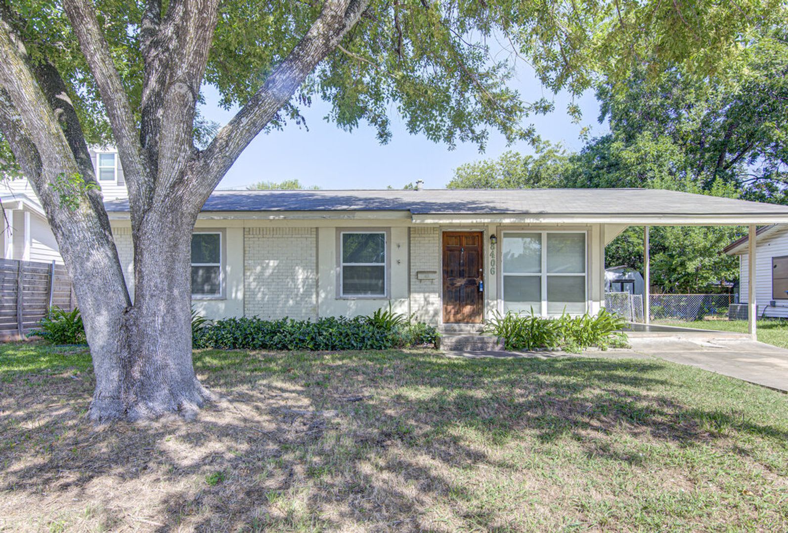 **THREE WEEKS FREE RENT!!** Charming 3-Bedroom Home with Spacious Backyard in North Austin! – photo 2