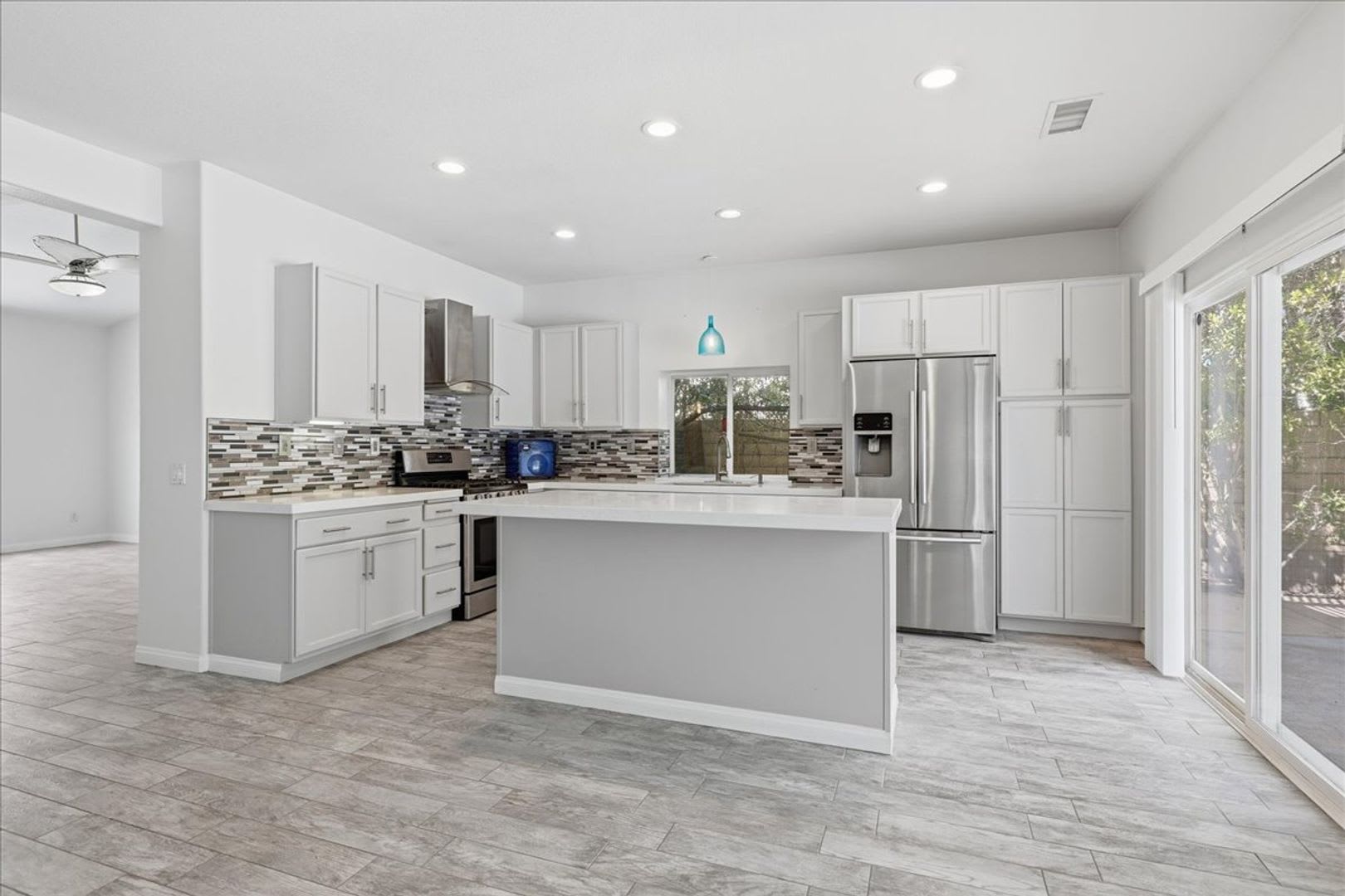 3 Bed / 2 Bath with Spa and Pool! – photo 1