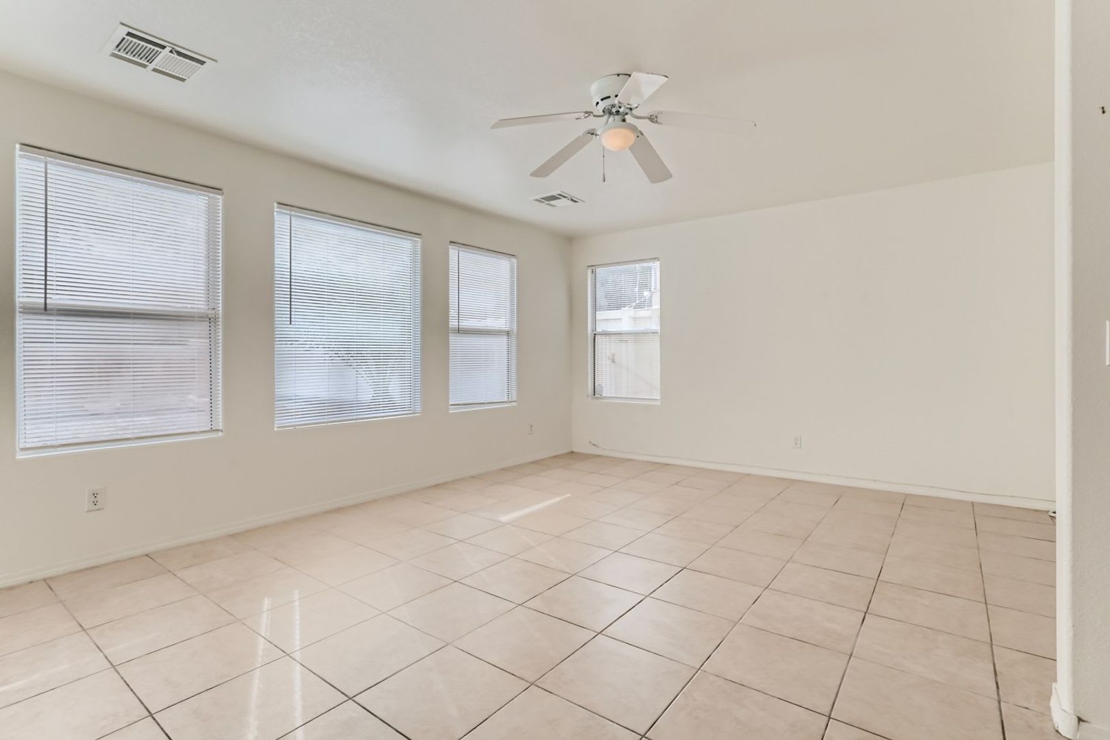 Henderson Living At Its Best 4 Bedrooms Loft 2 Car Garage – photo 3