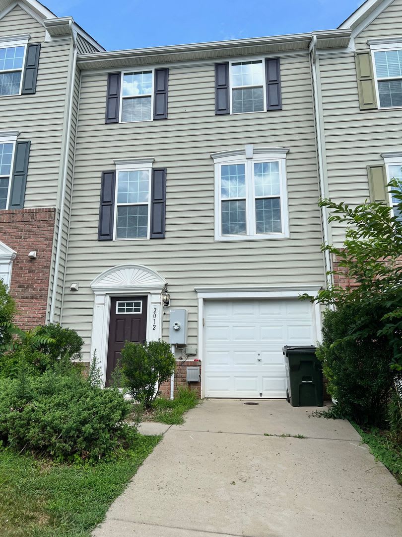 Stylish 3-Level Townhome with Garage in Riverwood – photo 1