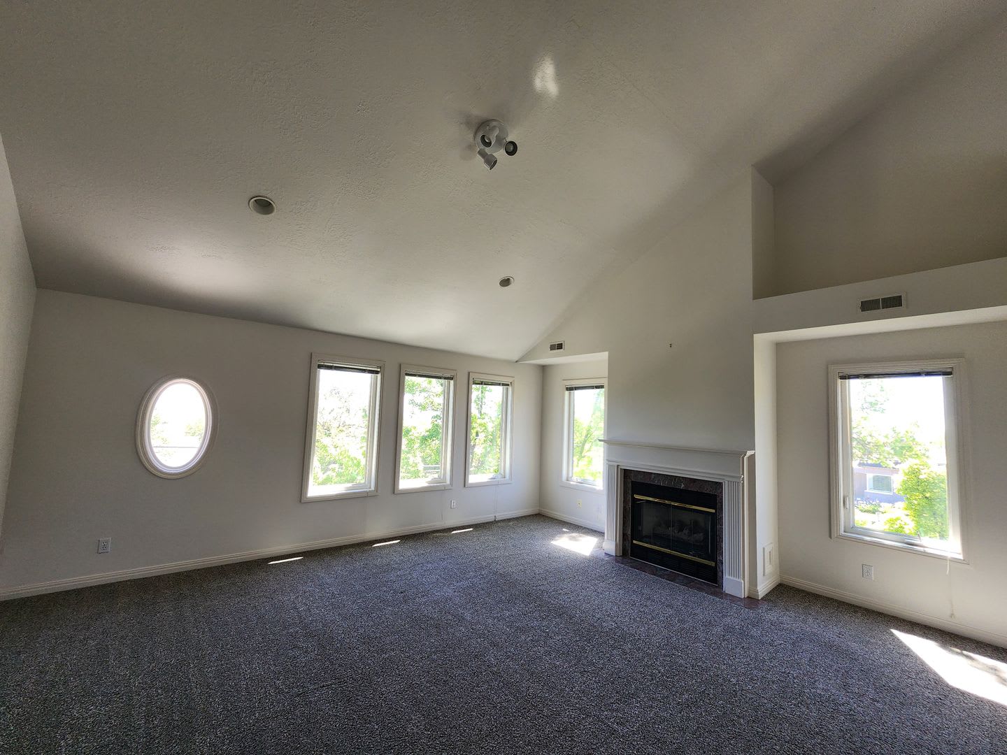 Aves Stunning 2 bd 2 bath Condo! Vaulted Ceilings! Garage! – photo 3