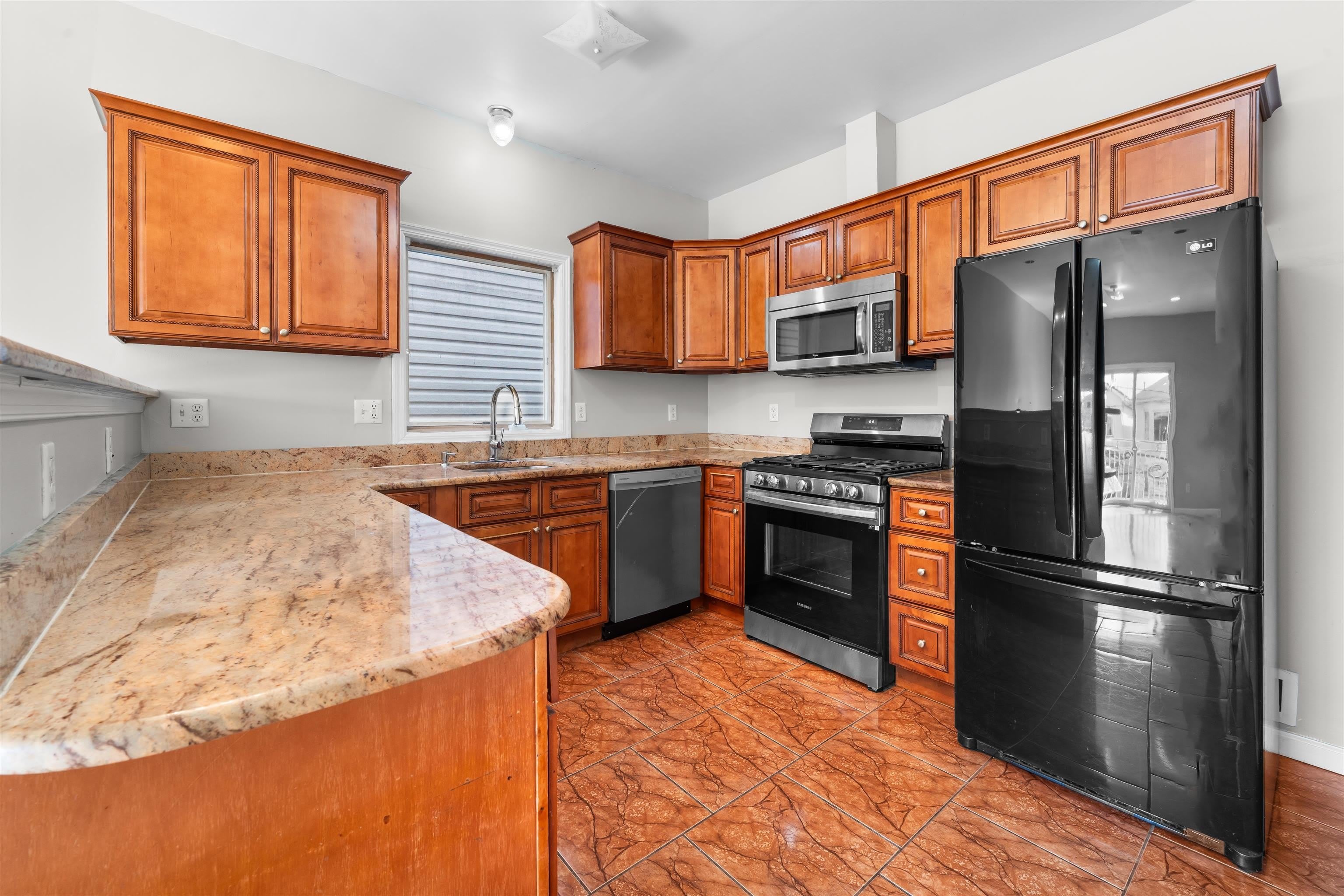 392 LIBERTY AVE – photo 5