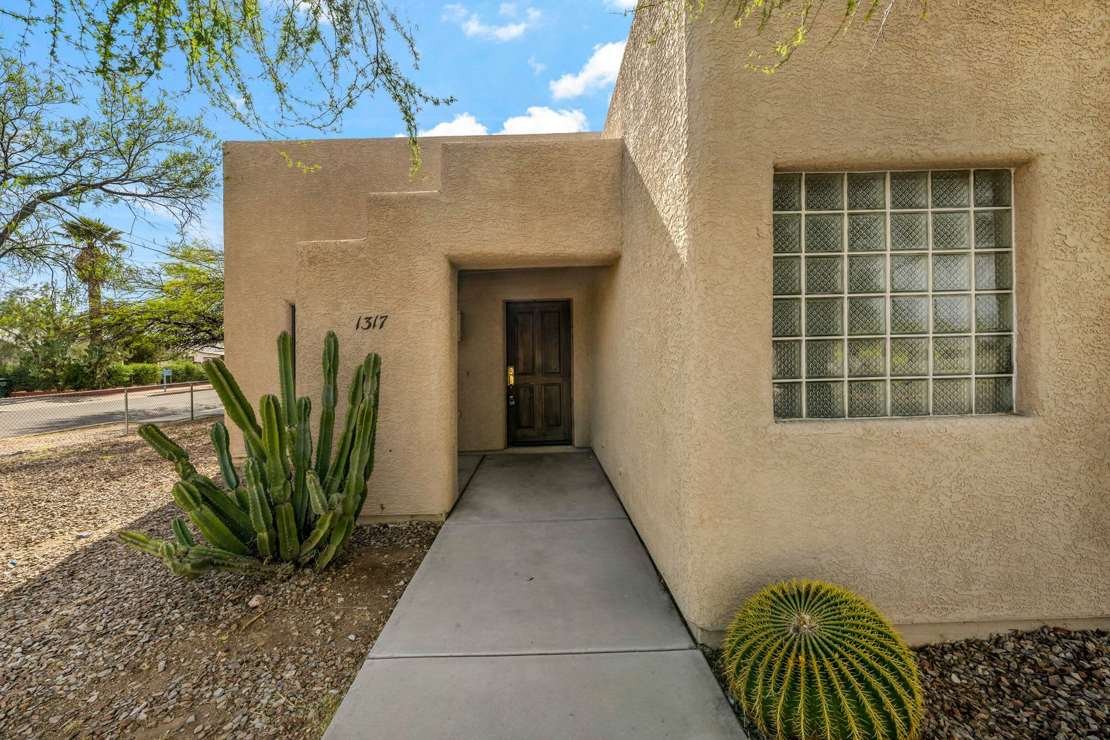 Large Home with 4 bedrooms in Central Tucson! – photo 2