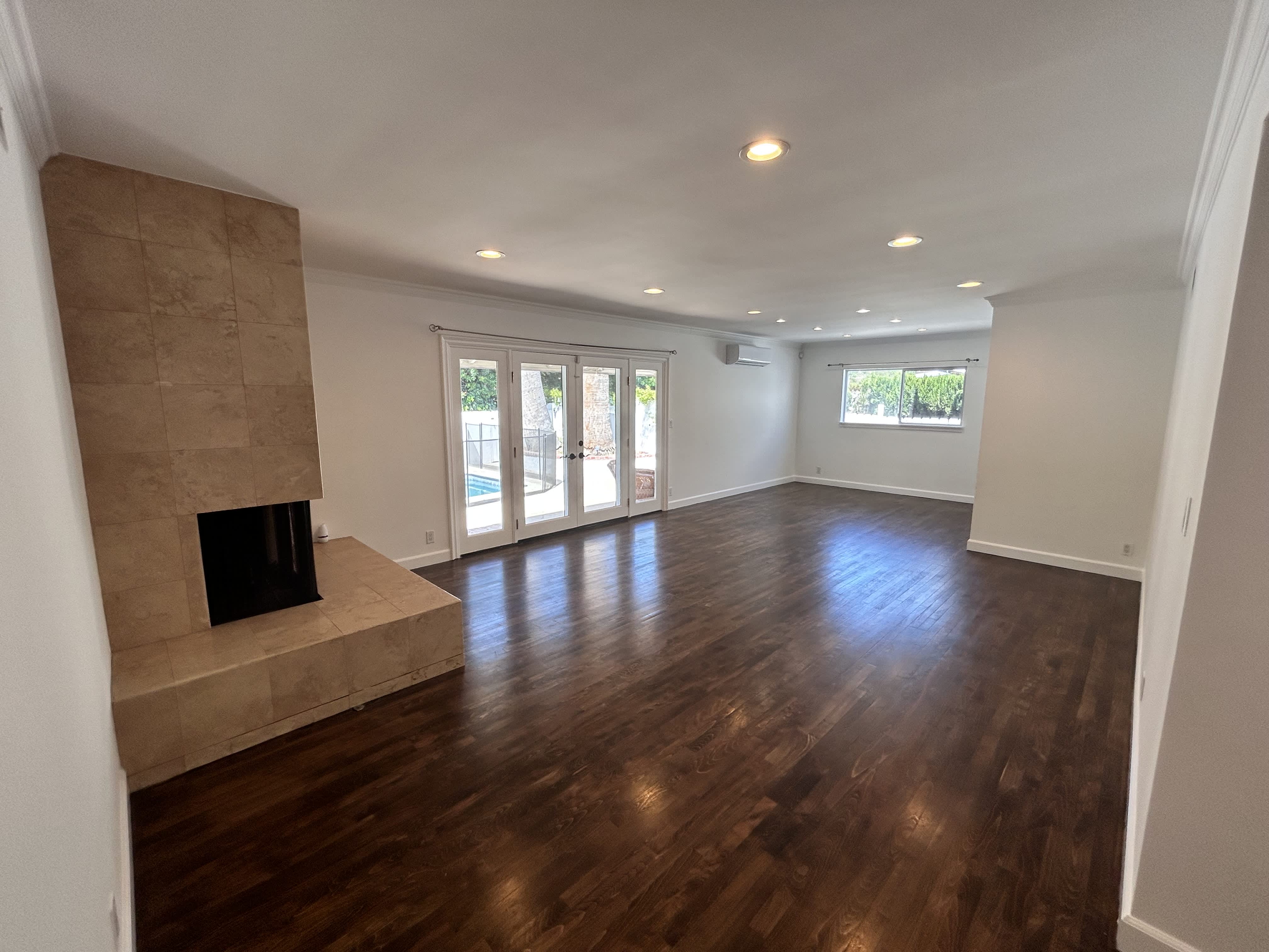 23723 Oxnard St – photo 3