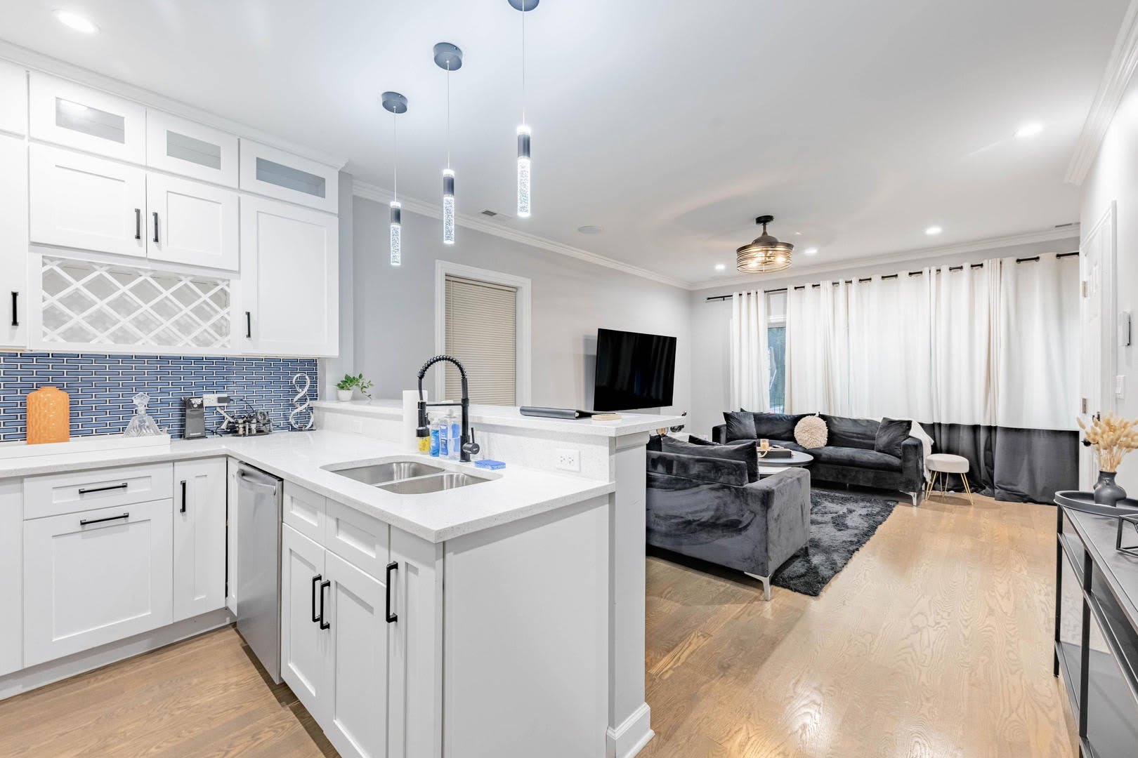 4634 S Langley Avenue – photo 2