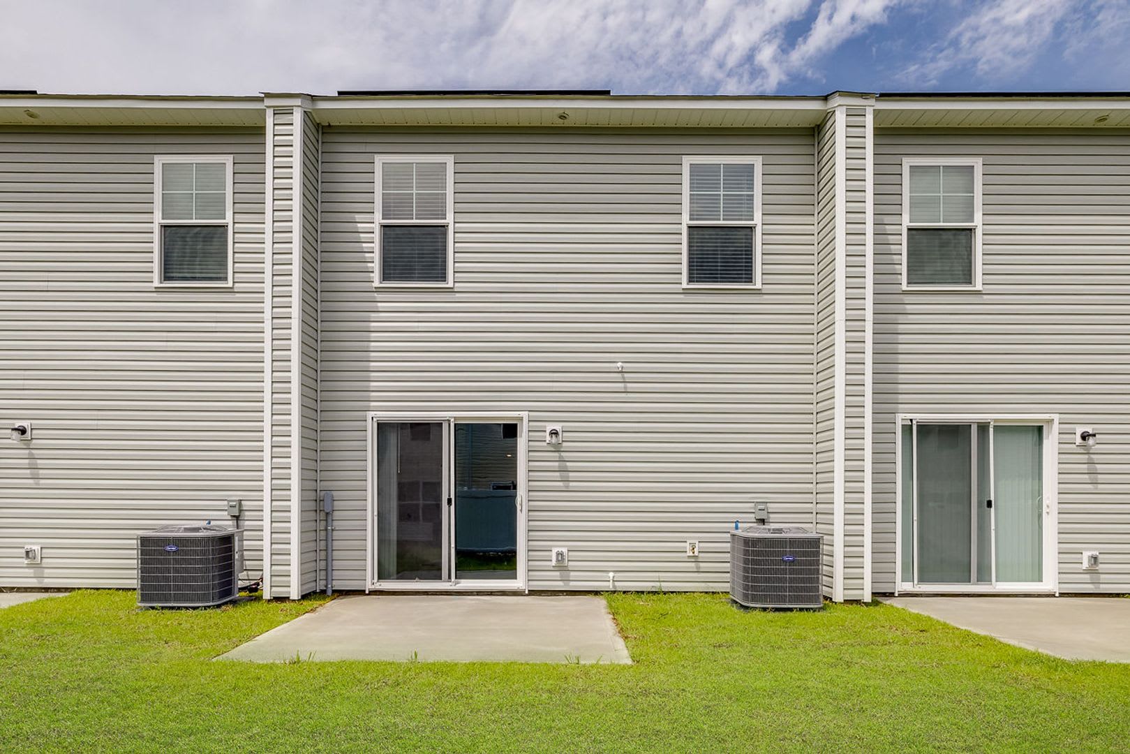 Lovely 3 bedroom and 2 1/2 bath townhome – photo 3