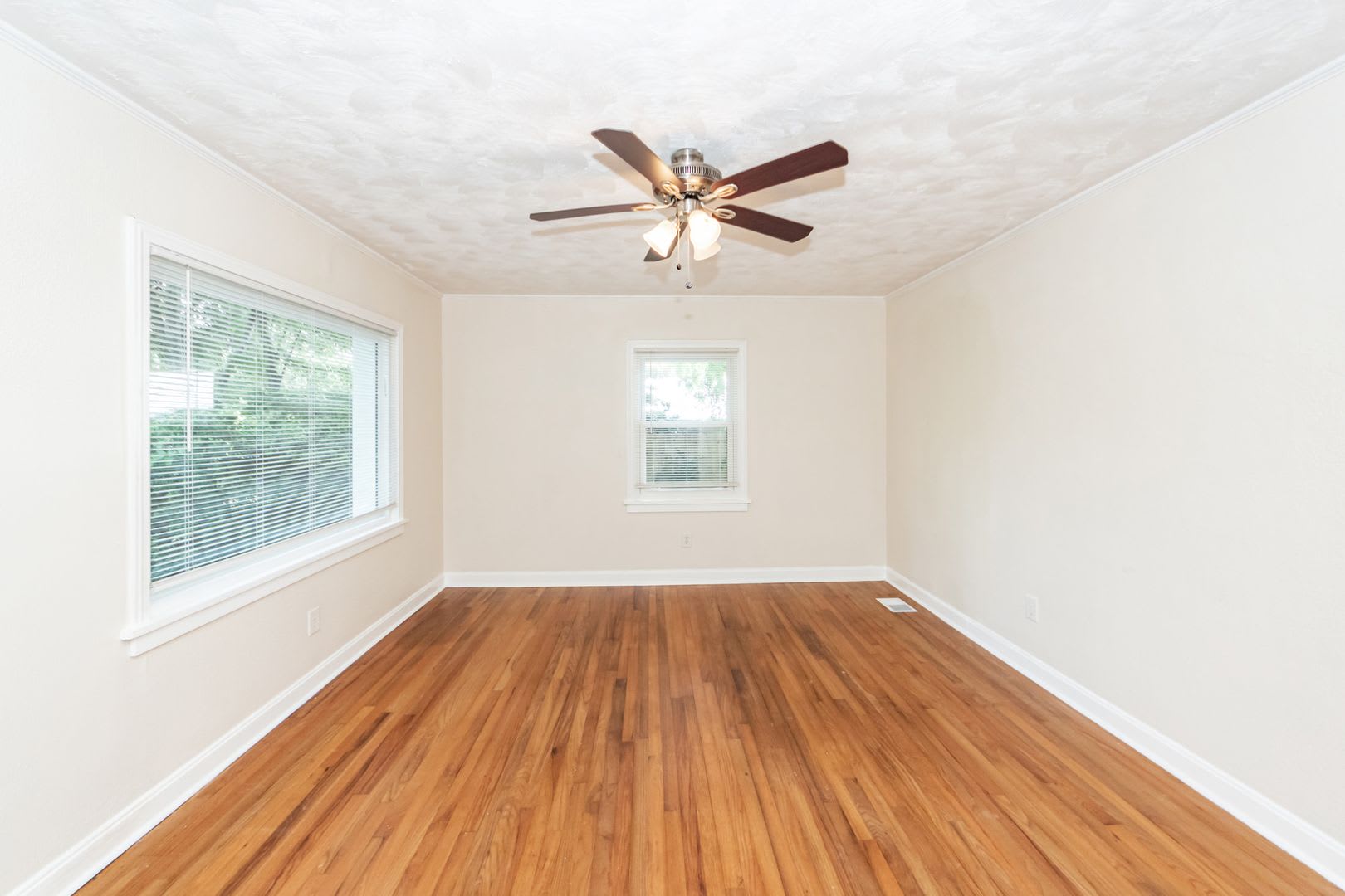 3 Bedroom, 2 Bathroom Home in West Ashley – photo 4