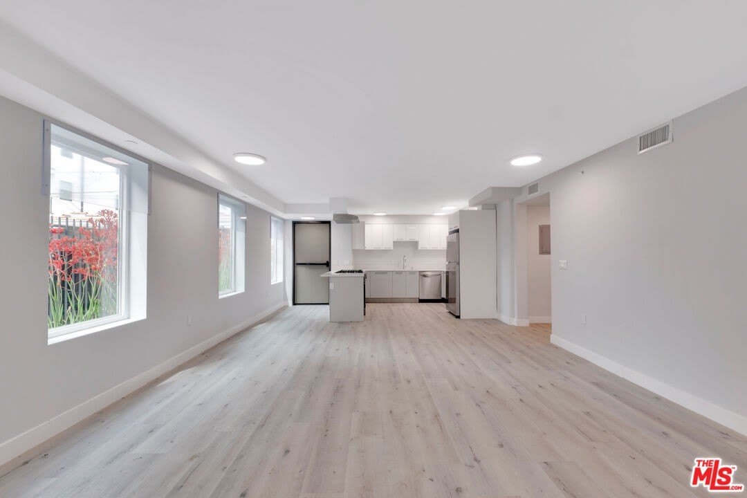 917 S Berendo St – photo 3