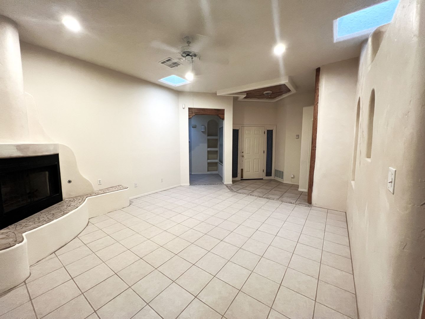 Beautiful 3 Bed 2 Bathroom home with Large Backyard – photo 3