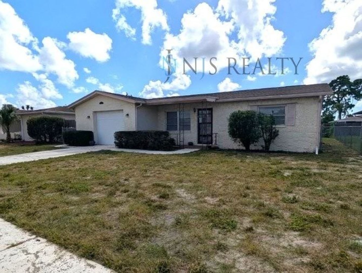 3 2 1 1014 Sq Ft Home With All Tile Floors Large Open Floorplan And Enclosed Porch With Fenced Yard – photo 3