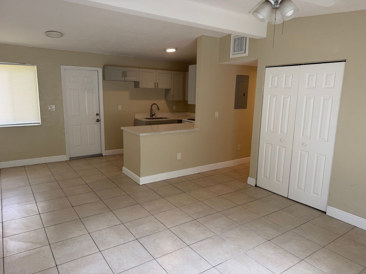 Updated 3/2 house in Broward Estates! – photo 2