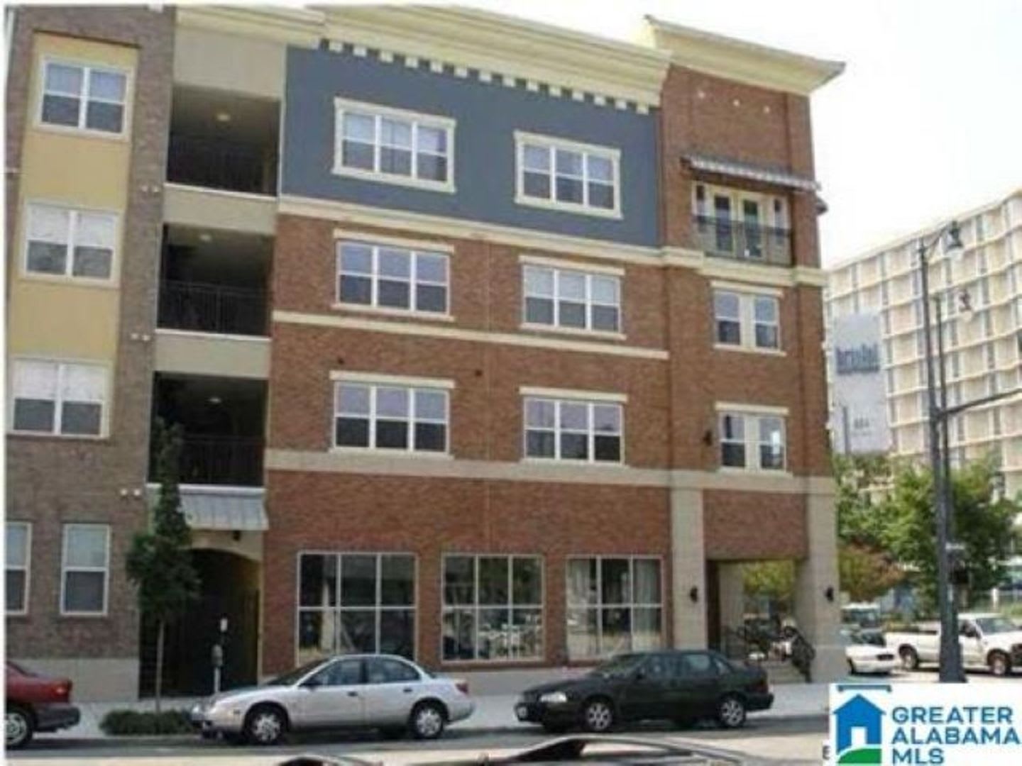 Sleek City Living: Oversized 2BR with Open Floor Plan – photo 1