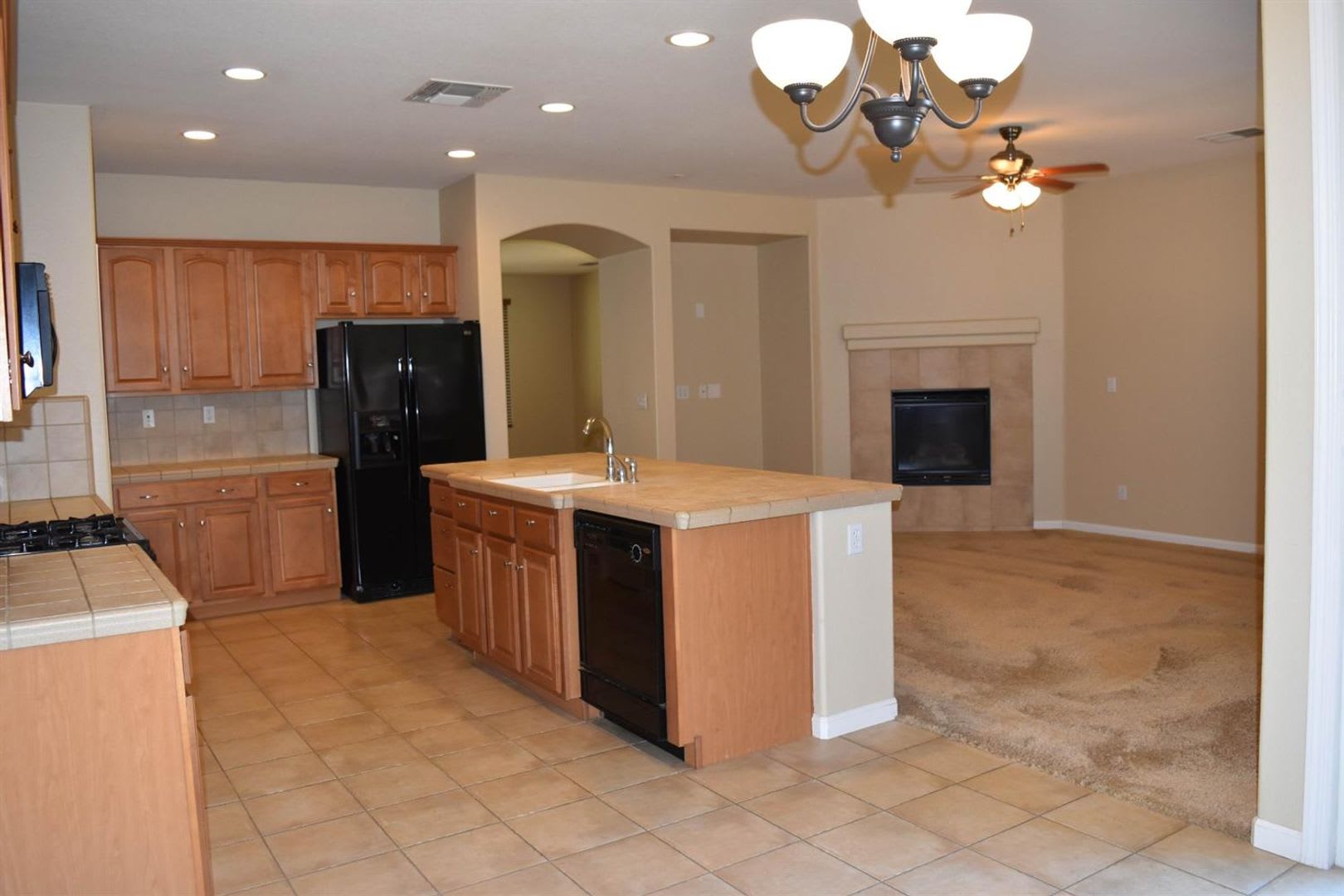 Beautiful Single-Story Home in a Desirable Lincoln Neighborhood! – photo 3