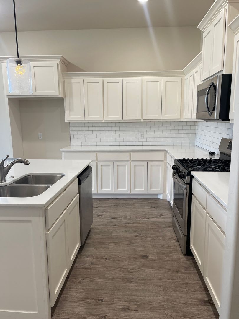 Beautiful 4 bed 3.5 bath home with a game room in The Enclave! – photo 4
