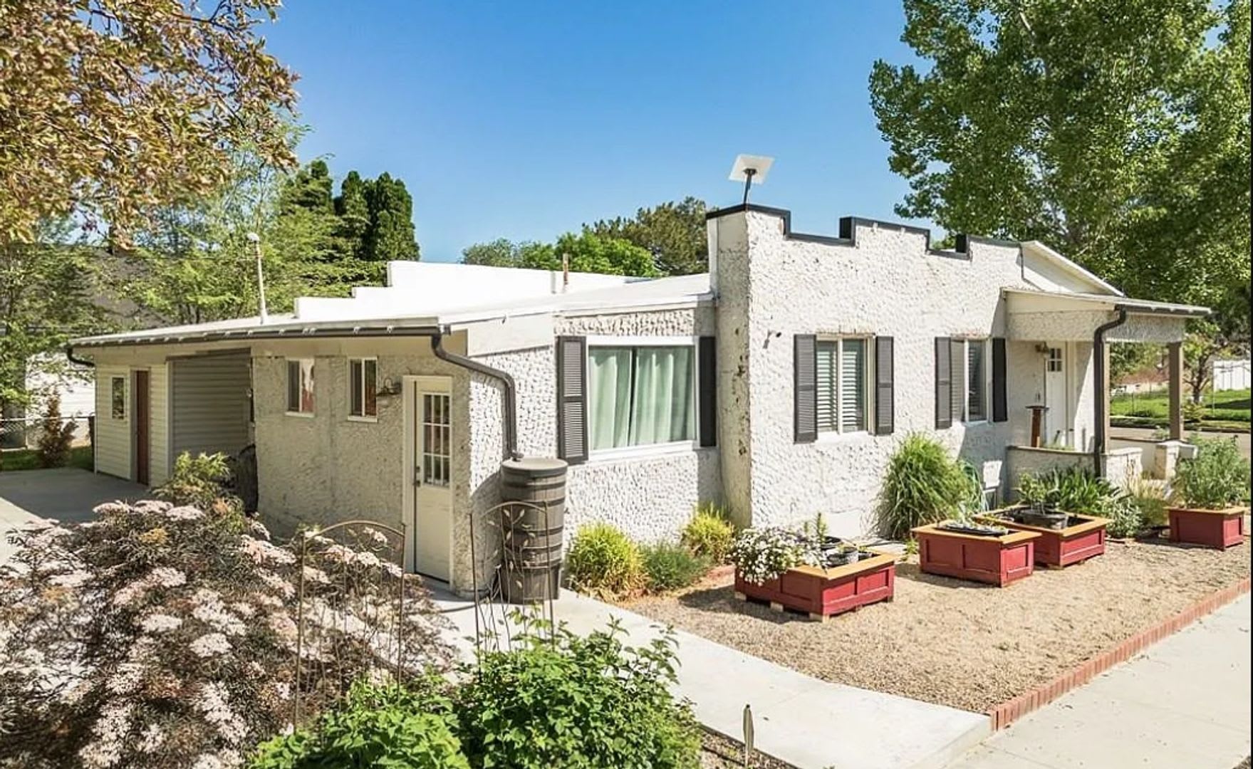 Adorable Three-bedroom home! Centrally Located – photo 3