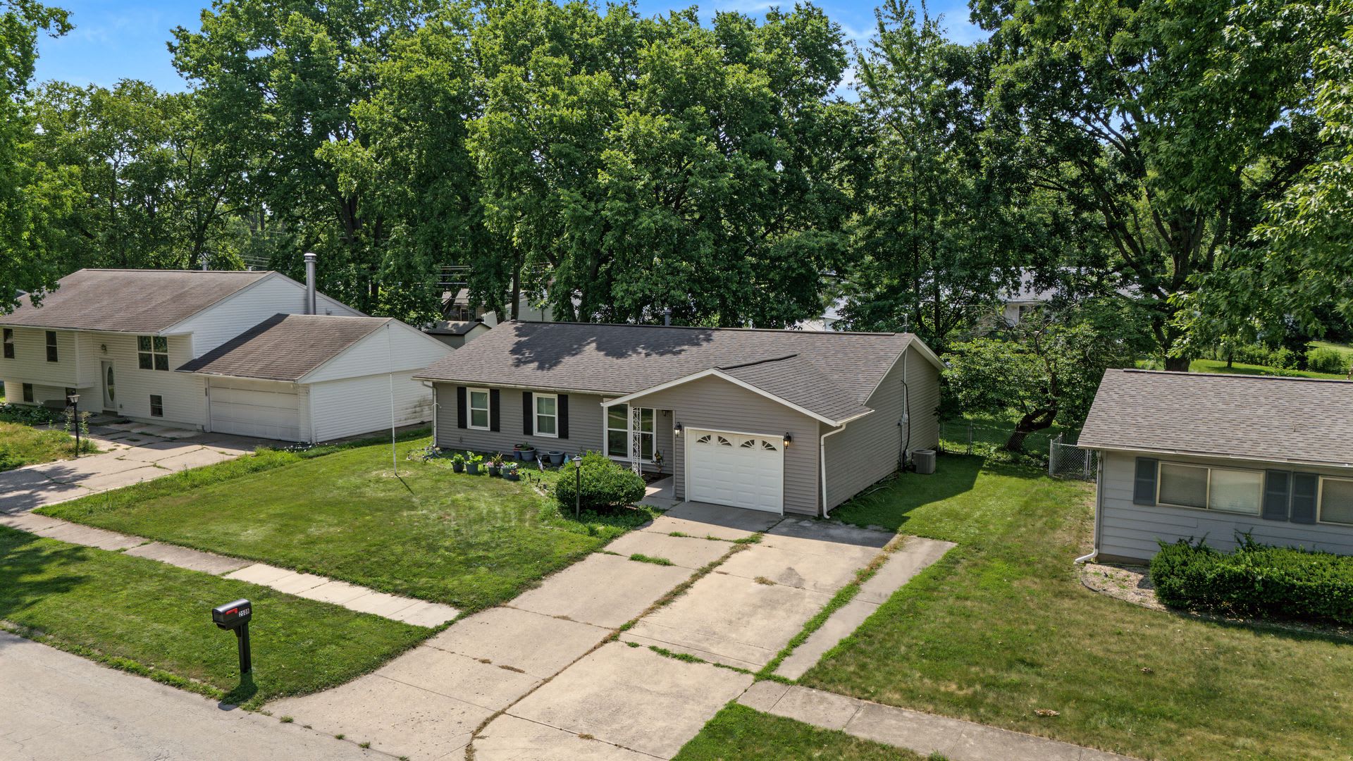Charming 3-Bedroom Ranch with Attached Garage & Spacious Backyard in Southwest Champaign! – photo 2