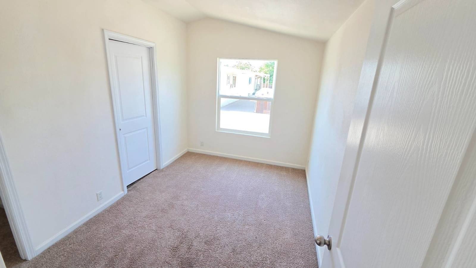 1470 Elizabeth St – photo 4