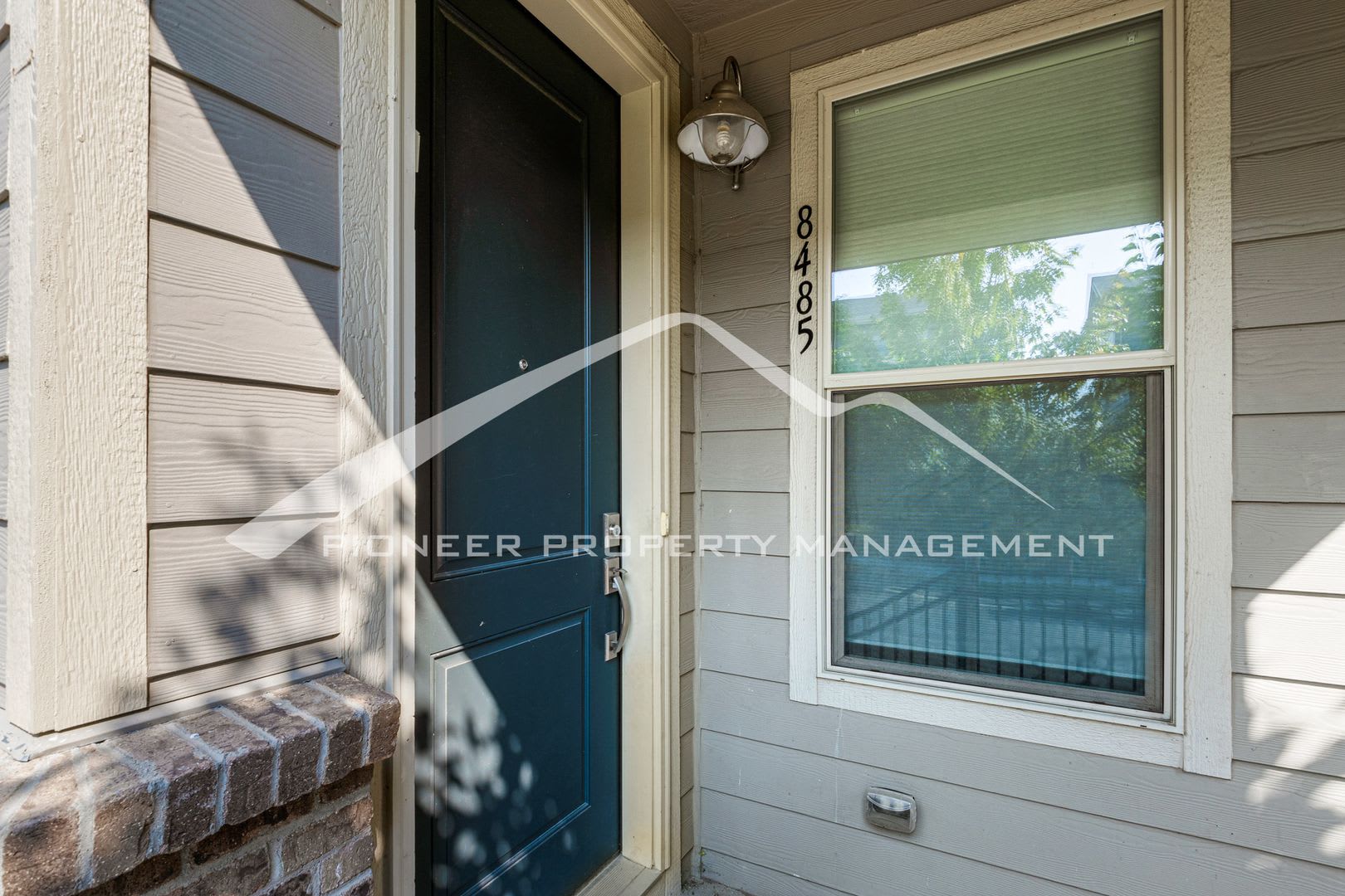 Lovely Townhome with Central AC and Washer/Dryer! – photo 2