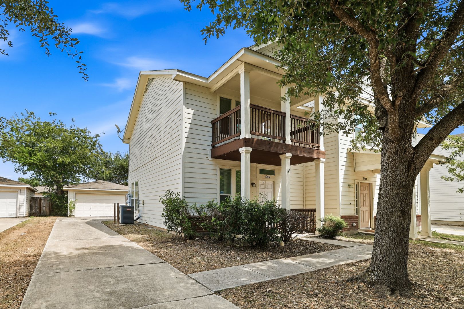 Move In Special Two Weeks Free Townhome With Dual Primary Suites Contemporary Living Near Texas A M San Antonio – photo 2