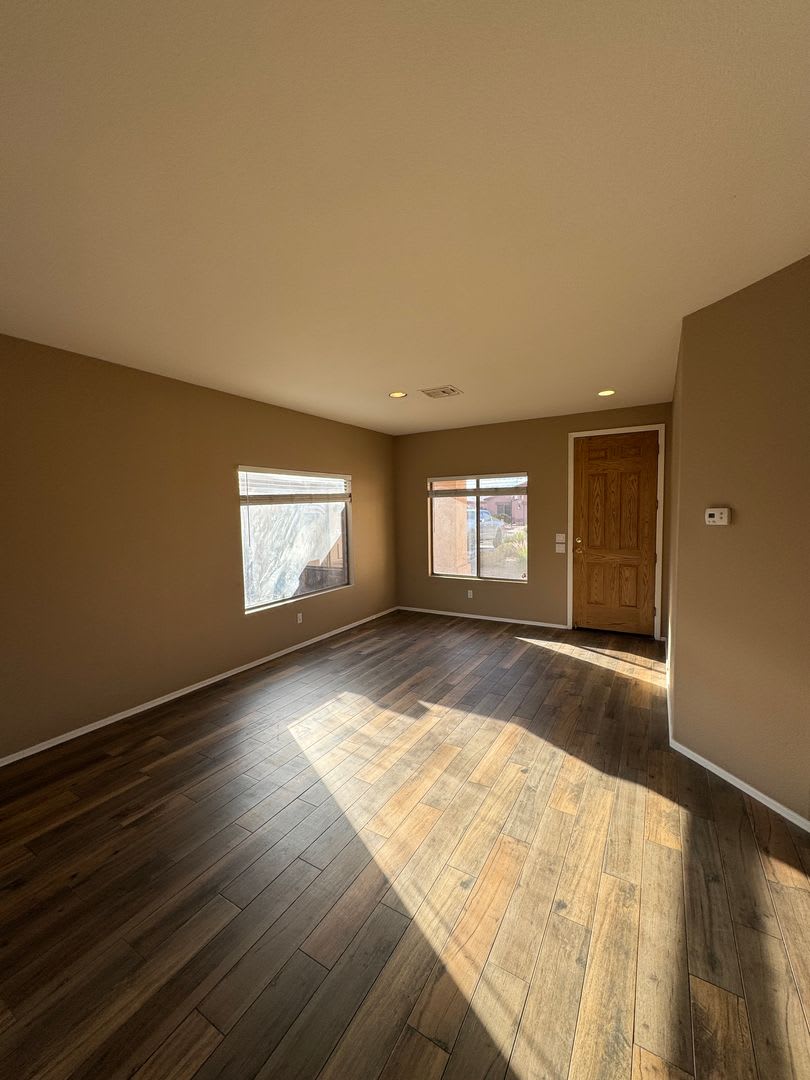 Cozy 3 Bed 2 Bath with Enclosed Den! – photo 4
