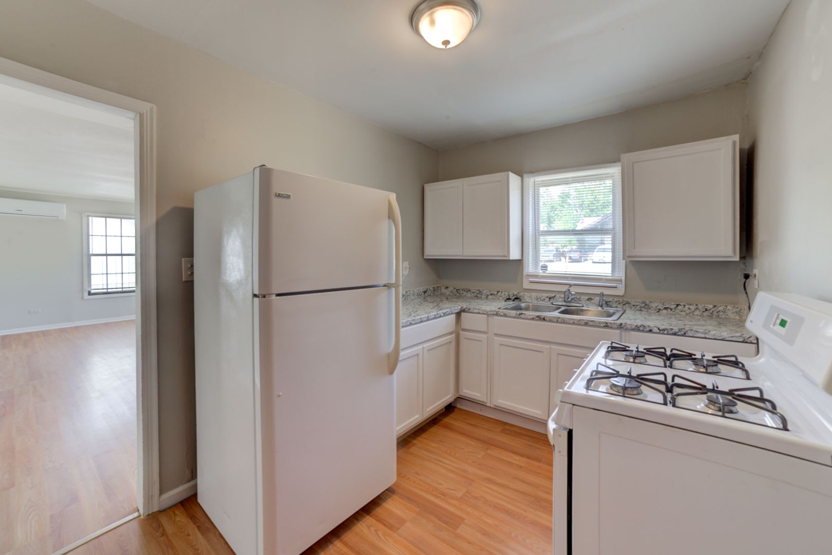 COMING SOON! Newly Renovated 2 Bed / 1 Bath house! Apply today! – photo 5