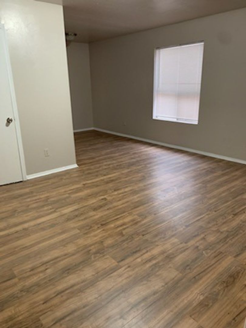*HUD ACCEPTED* 2/1 Downstairs Fourplex with Water Included – photo 2