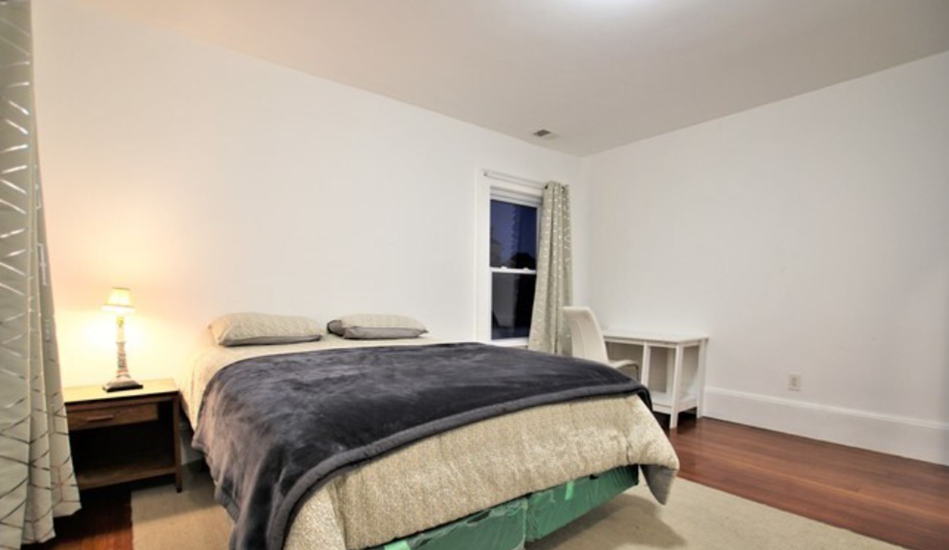 Huge Townhouse Near T W Laundry In Unit 30 Foot Ceilings In Living Room – photo 3