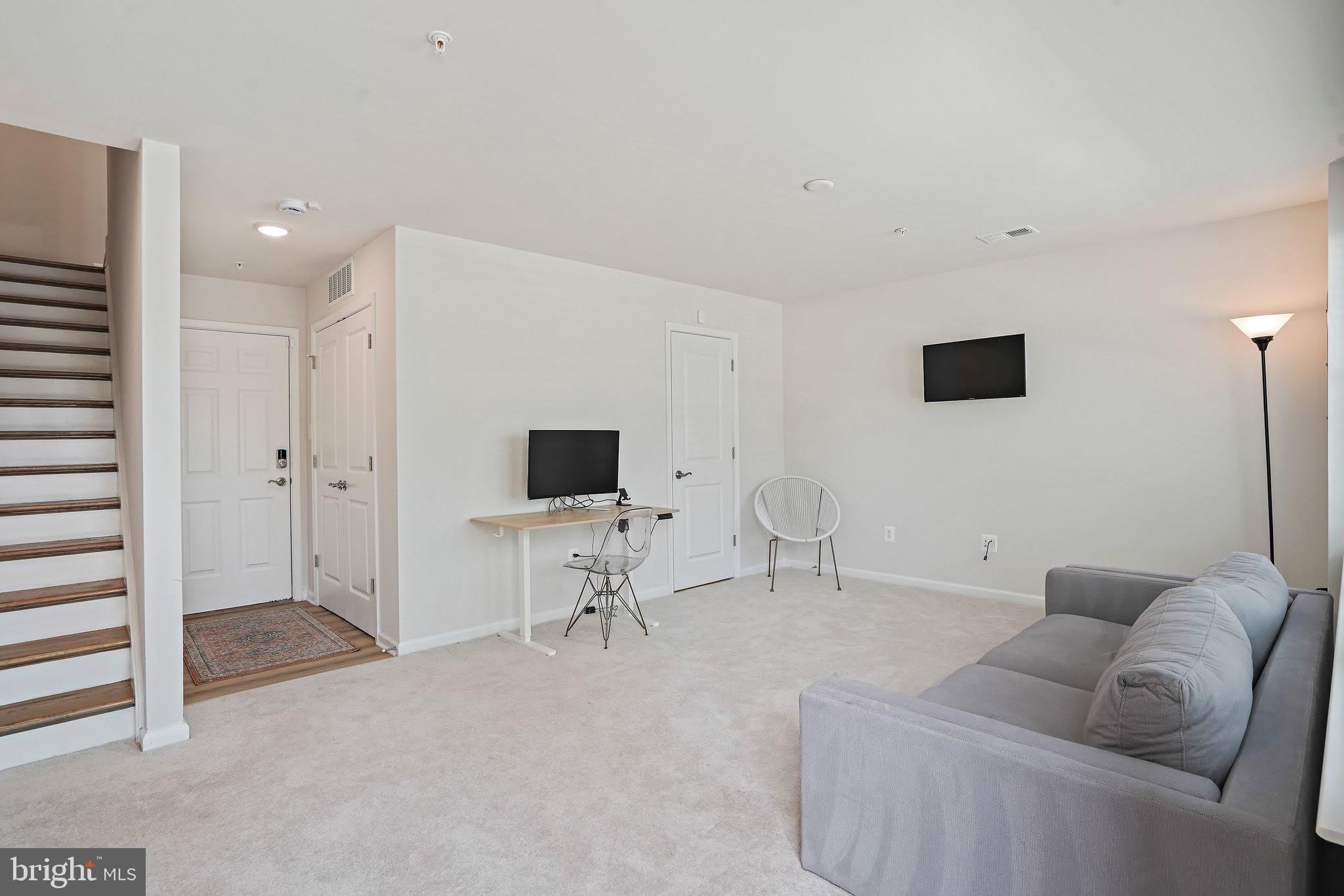 3443 CARNABY Street – photo 2