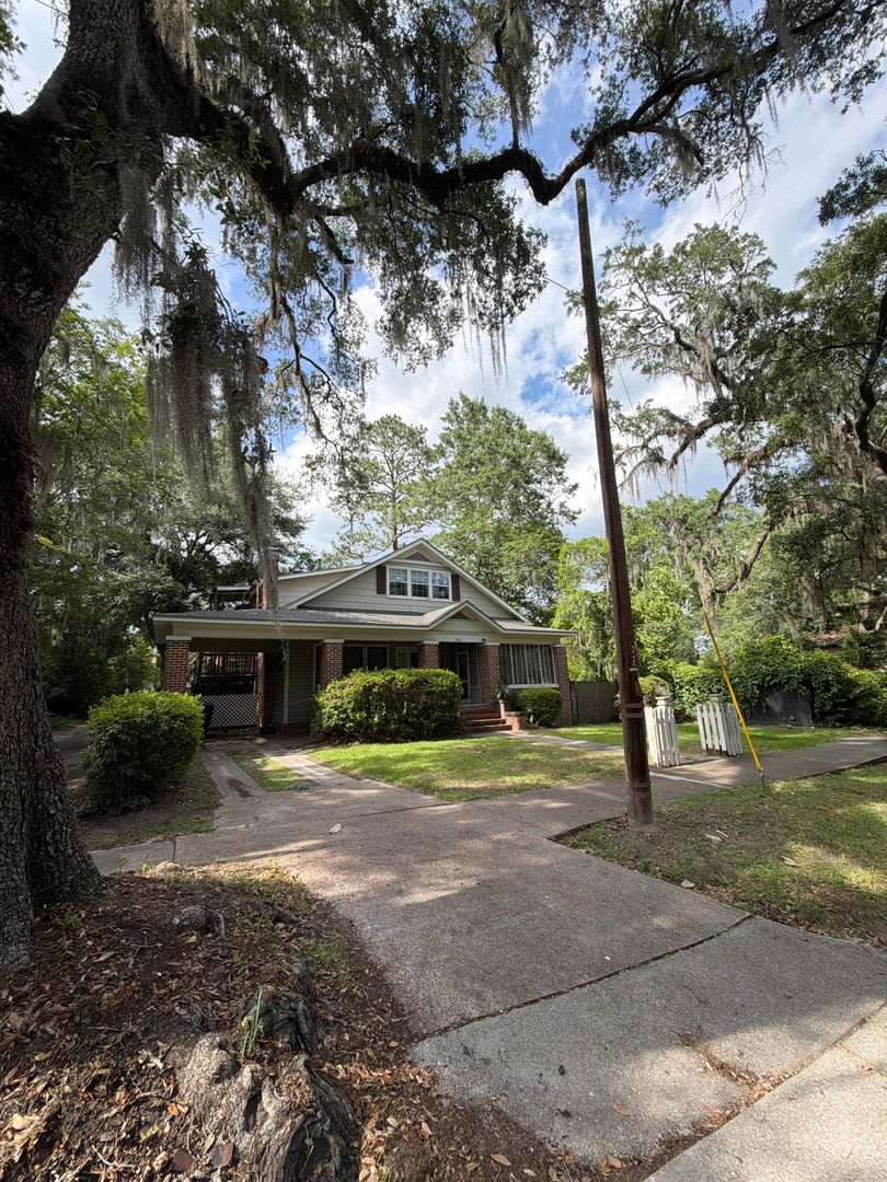 Beautiful downtown quad. 1 and 2 bed units available now. Pets allowed. – photo 1