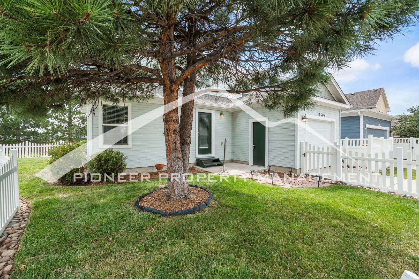 Charming 3 Bedroom Home with Stunning Mountain Views, AC, Oversized 1 Car Garage – photo 2