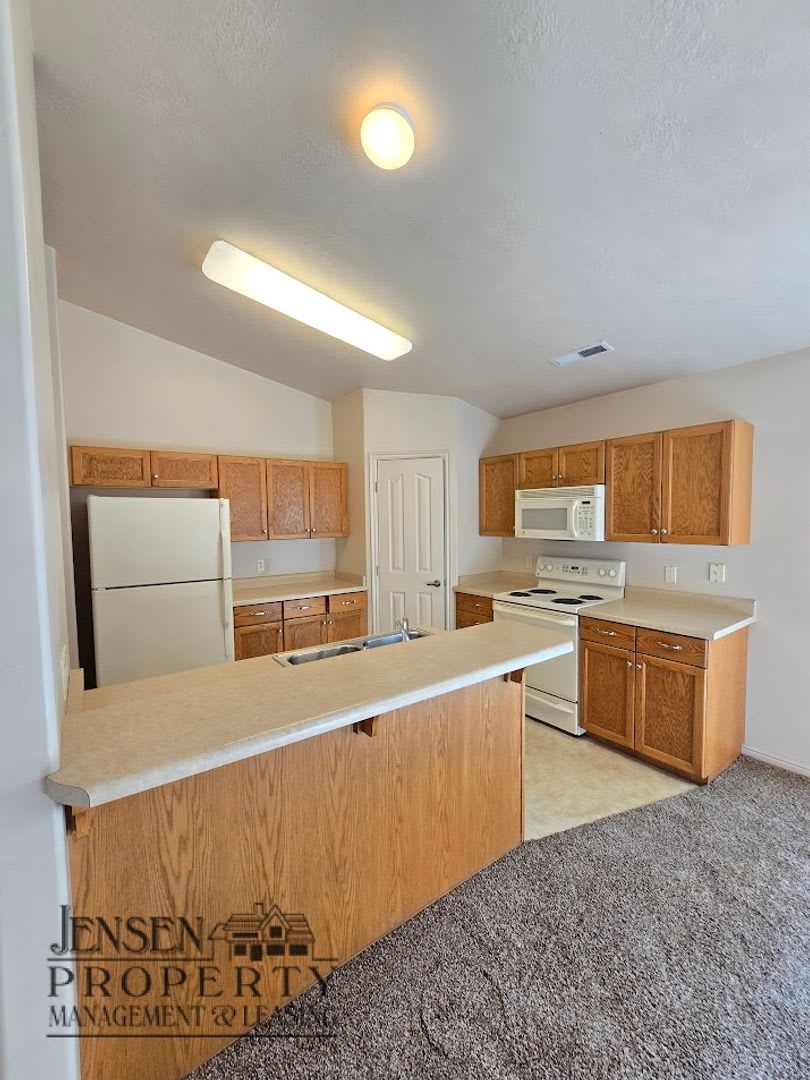 Three Bedroom Home in Painted Desert – photo 4