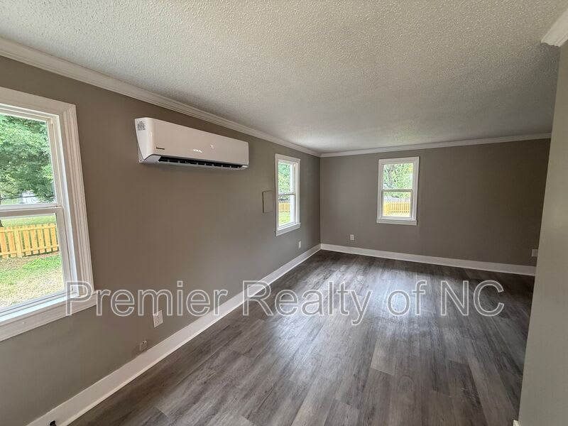 7596 Broad Street – photo 2