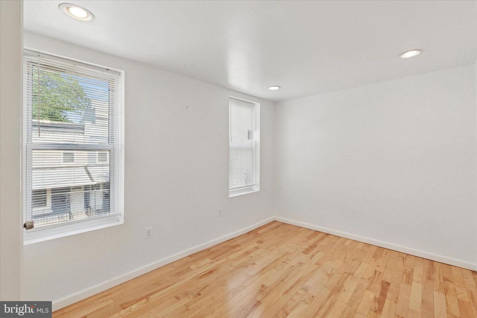 Updated 2BR Townhome with Dual Ensuite Baths, Hardwood Floors & Private Patio in Grays Ferry – photo 5