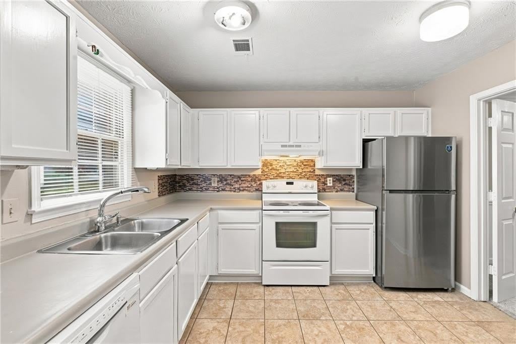 136 Sterling Court – photo 3