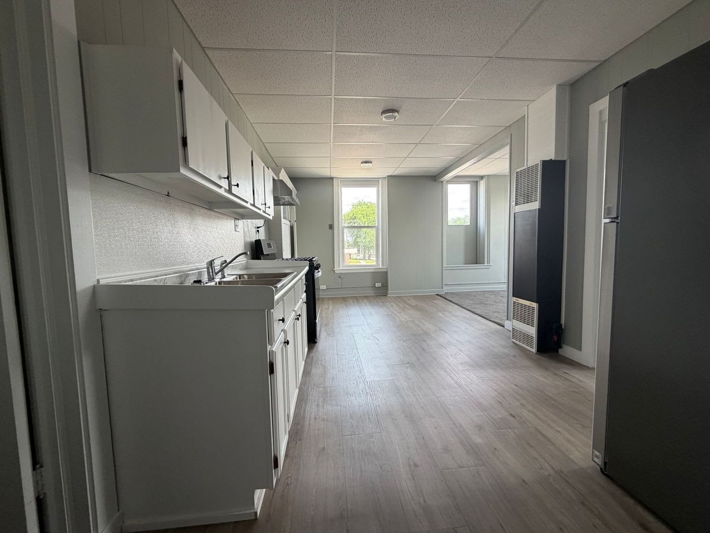 Historic Charm. Modern Comfort: Bright Spaces • Updated Finishes • Walkable Location – photo 3