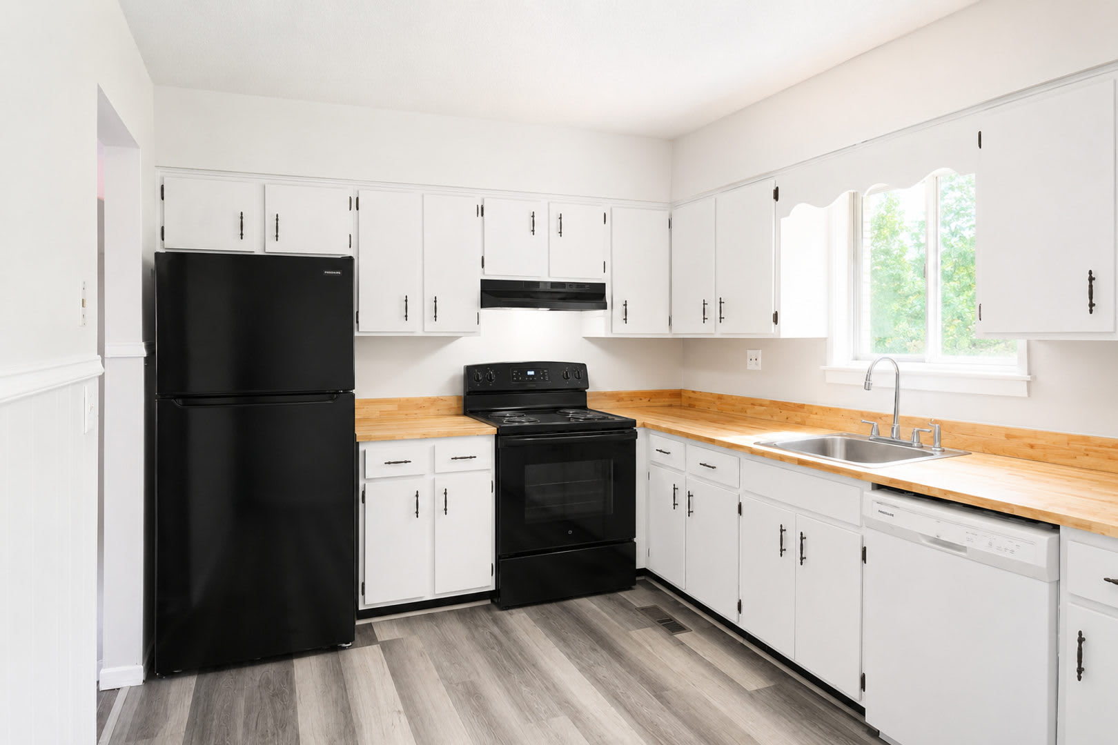 Pet-Friendly Duplex in East Ridge with Fenced Yard & Bonus Room! $350 Off First Month! – photo 3