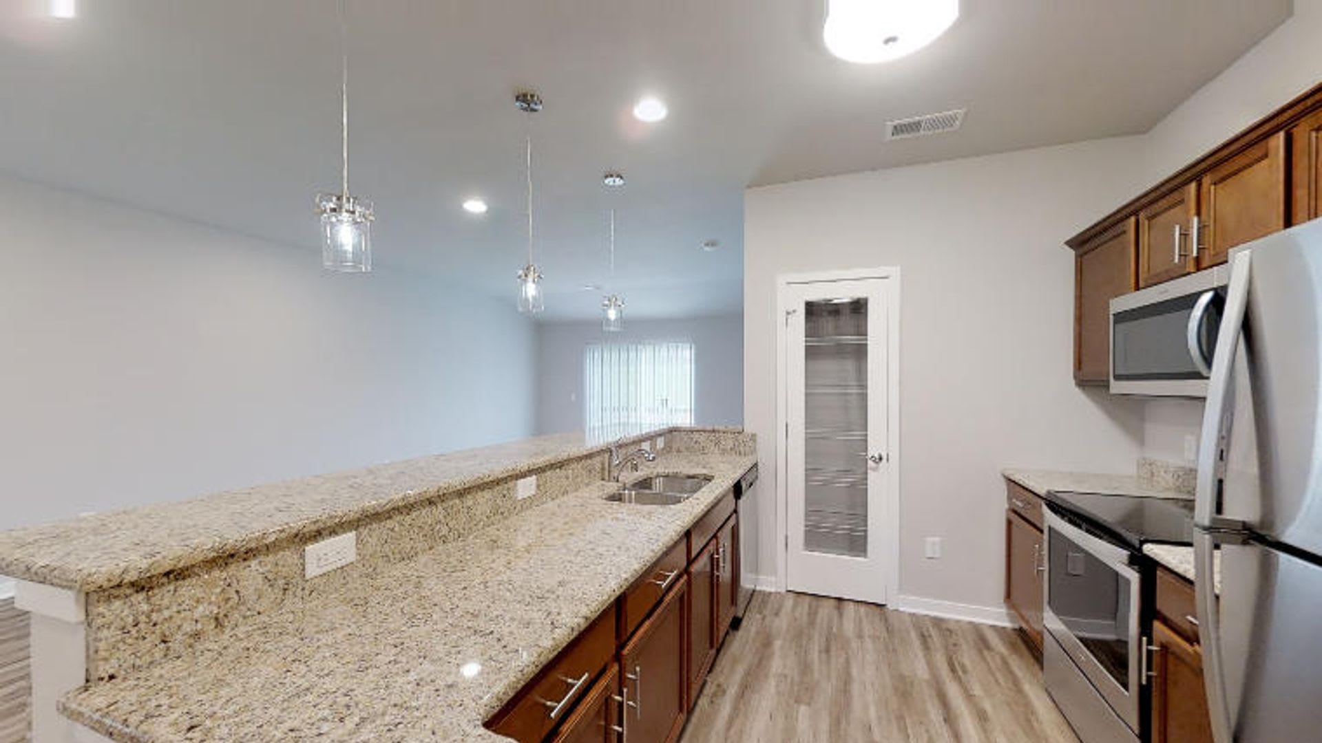 Condo Style Upper 2 Bedroom 2 Bathroom Apartment – photo 4
