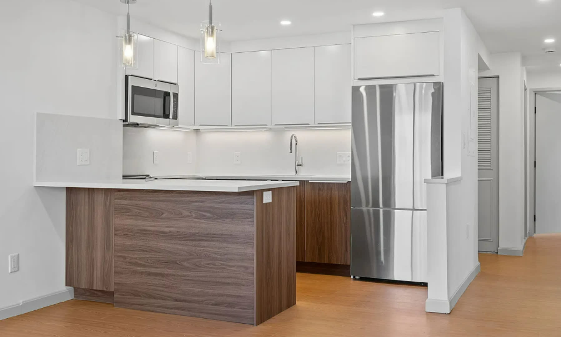 Charming 3 Bedroom- No Broker Fee – photo 4