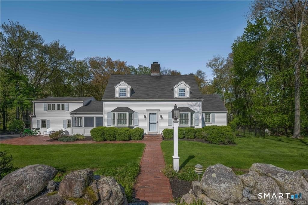 67 Maple Avenue N – photo 1