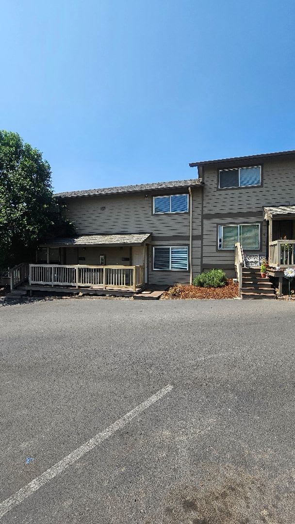 Newly Remodeled 2 Story Unit in Prineville – photo 3