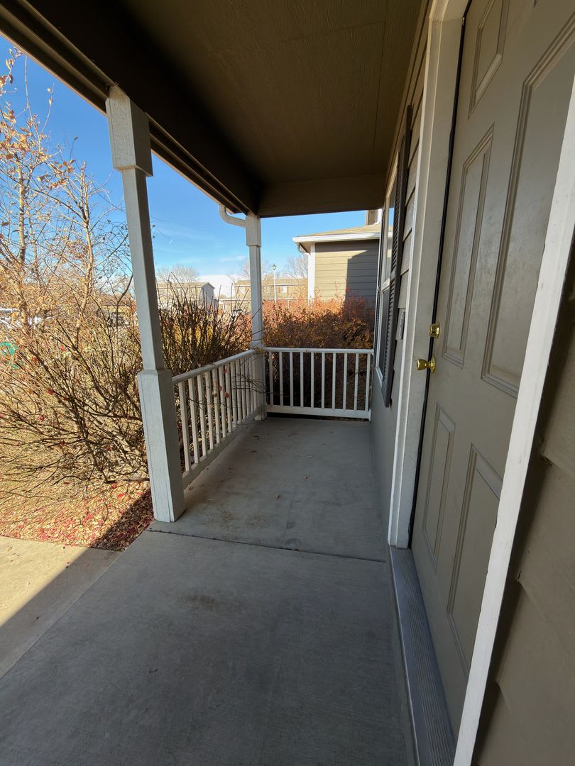 Look and Lease Special $400 off your first month’s rent! Adorable 2 bedroom townhome with garage! – photo 2