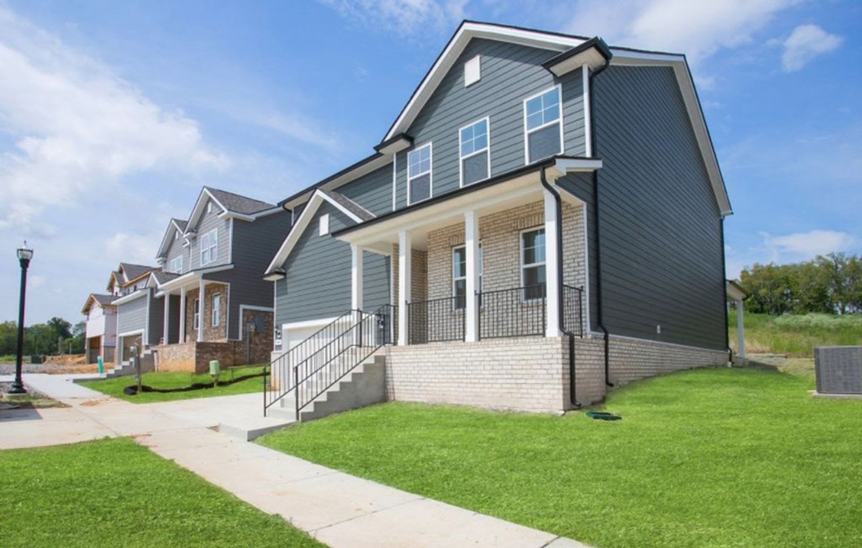 New Spacious 5 Bedroom house in La Vergne – photo 2
