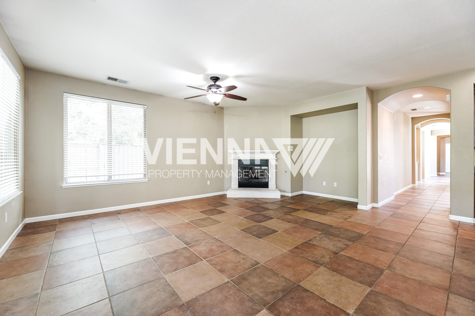 1014 Waterford Dr – photo 2
