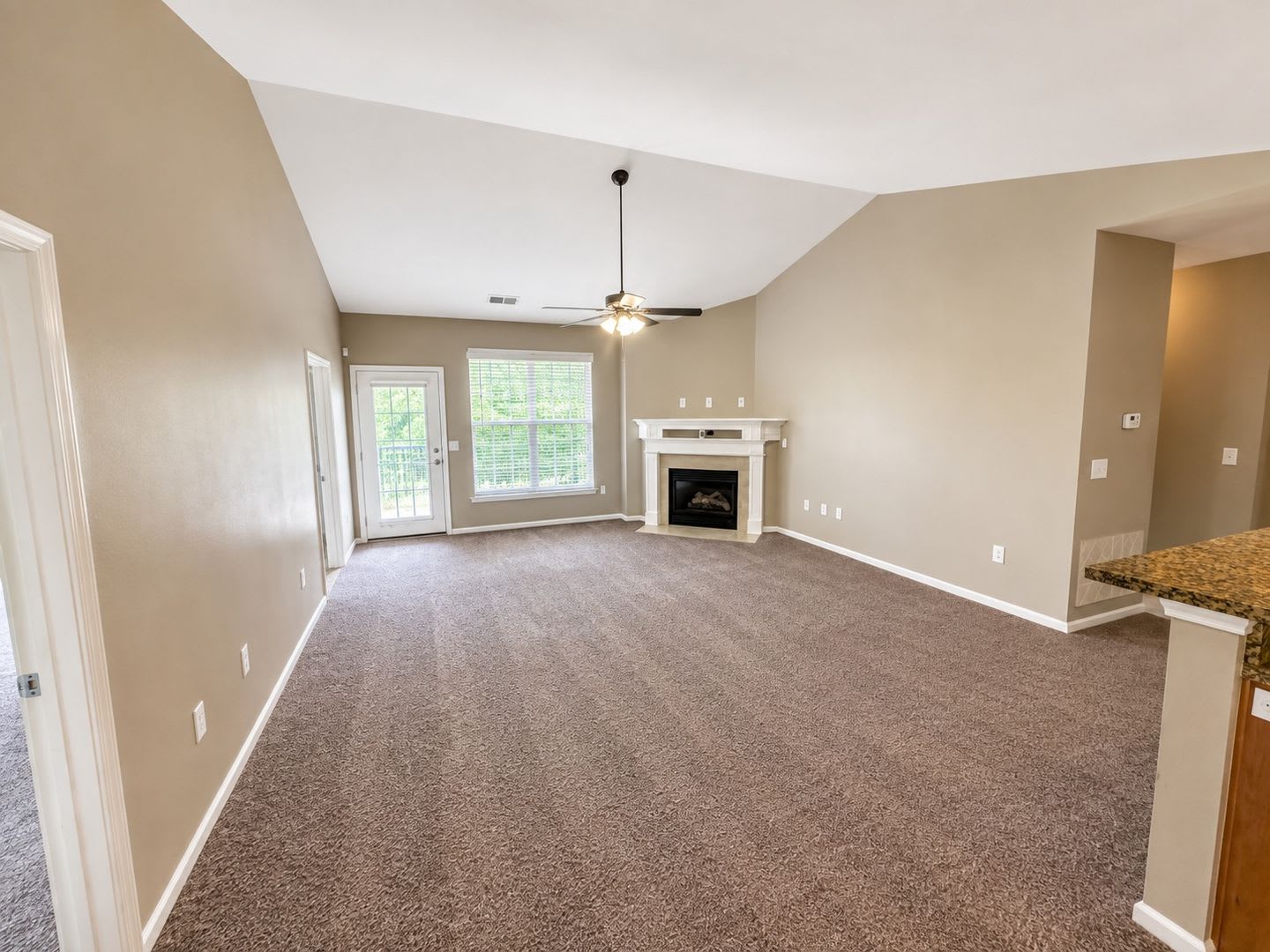 Beautiful 2 Possible 3 Bedroom Condo With One Car Garage Minutes To Bragg And Shopping – photo 2