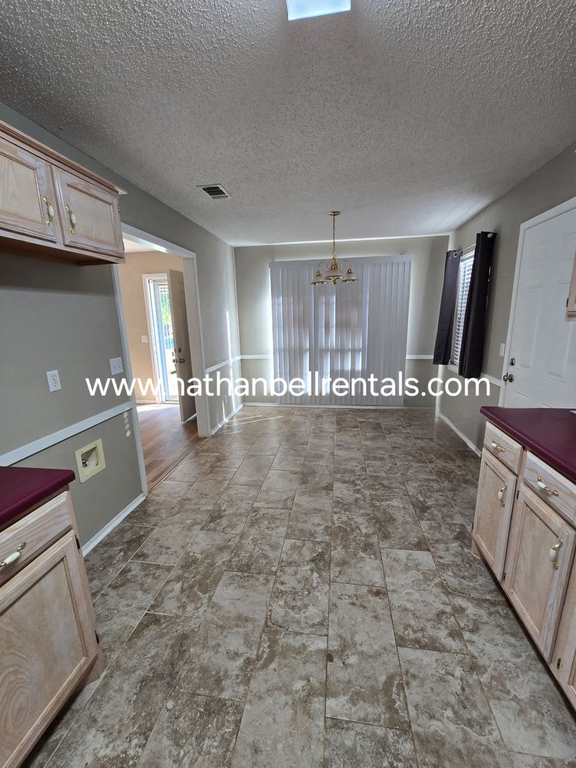 Single-Family Home: 3 Bed, 2 Bath – photo 3