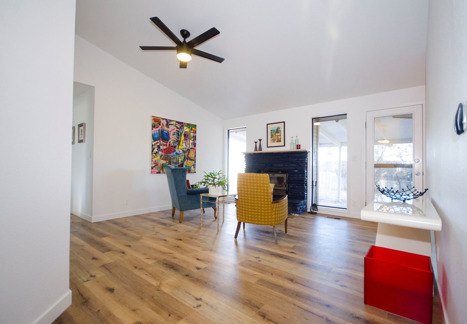 Beautiful Just Renovated 3 bedroom Single Level Home with Wonderful Fenced Backyard- Pet Friendly – photo 4