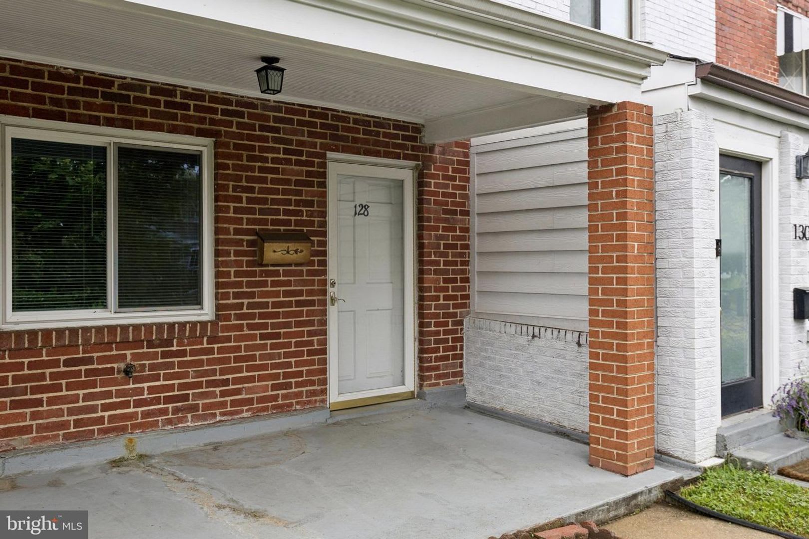 Charming 2 Bedroom Townhome Beautifully Updated And Convenient – photo 2