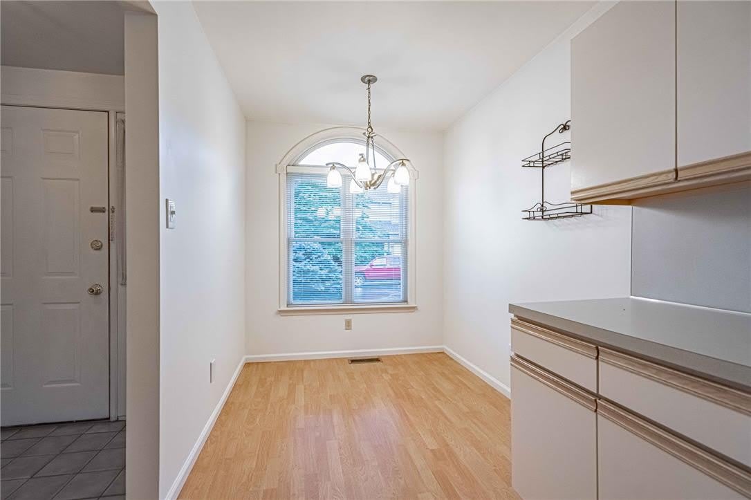 323 Surrey Place – photo 4